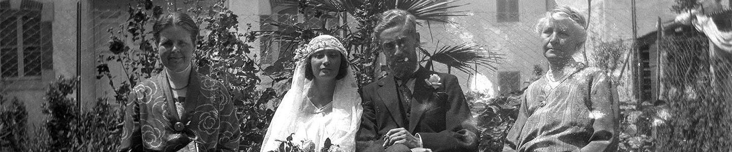 Trouwfoto met moeders, 1924