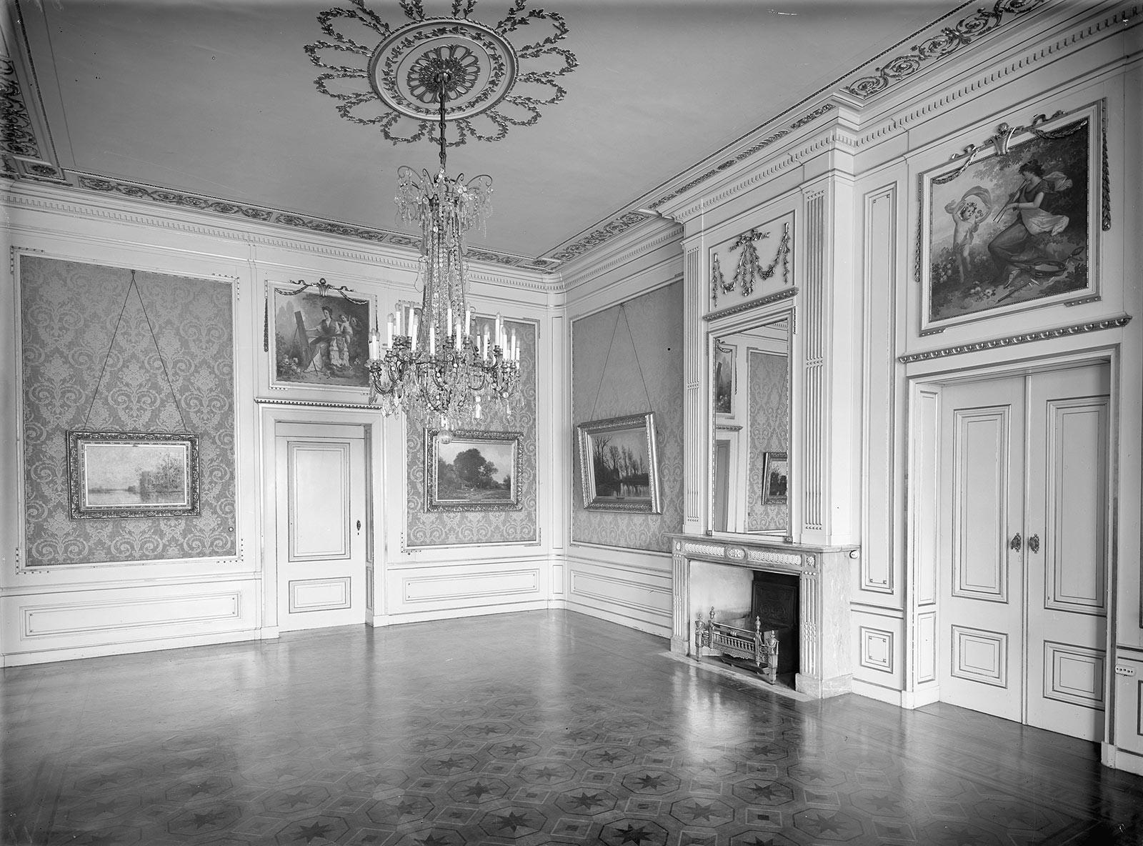 Balzaal van Paleis Lange Voorhout, 1942. Fotograaf: onbekend. Collectie Rijksdienst voor het Cultureel Erfgoed