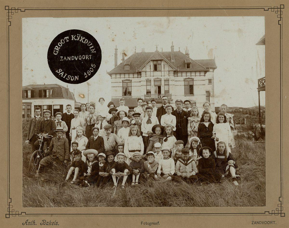 Maurits (with straw hat on the front row) with his companions in Zandvoort, 1905