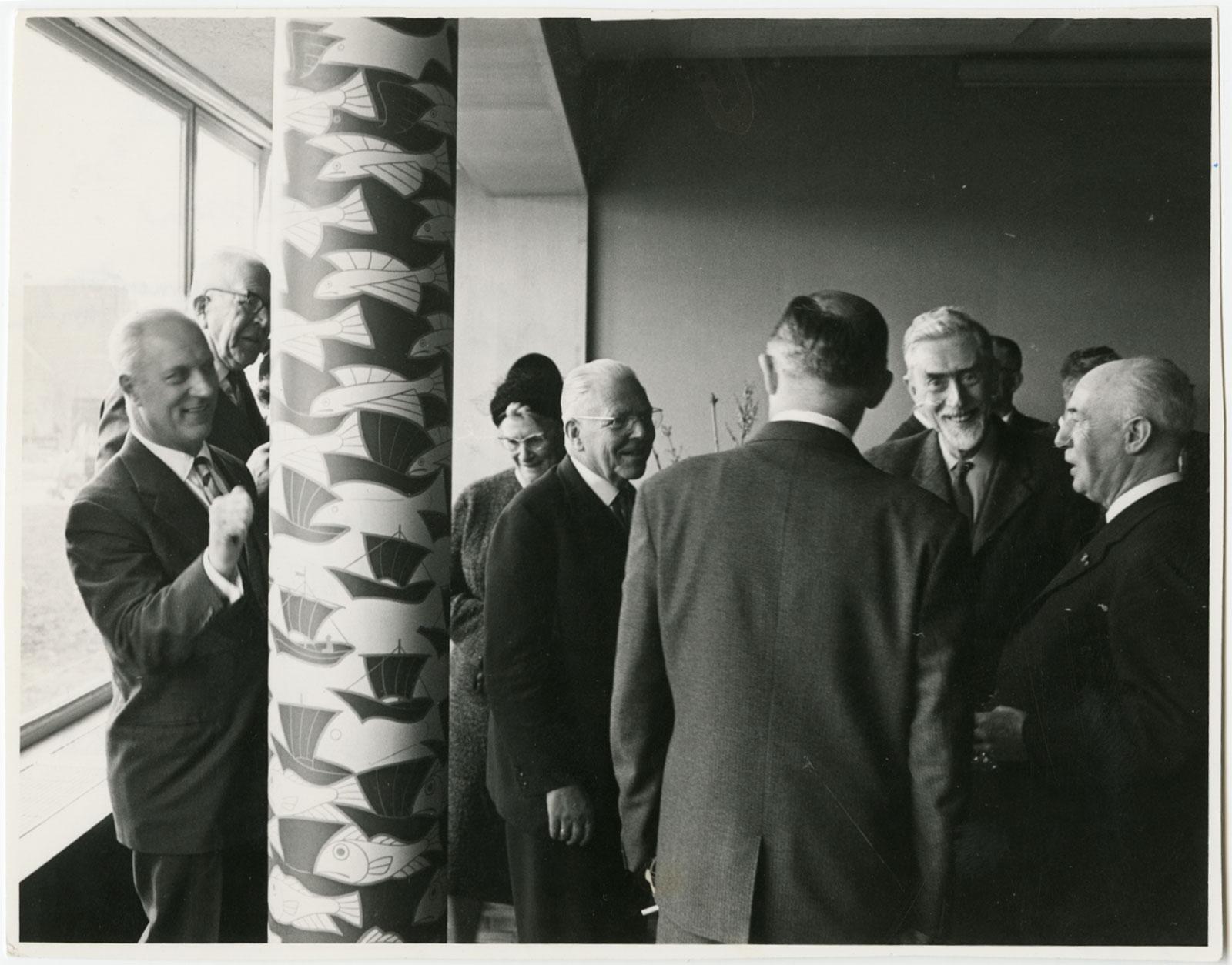 Escher bij de onthulling van de zuil in het gebouw van Provinciale Waterstaat, maart 1962