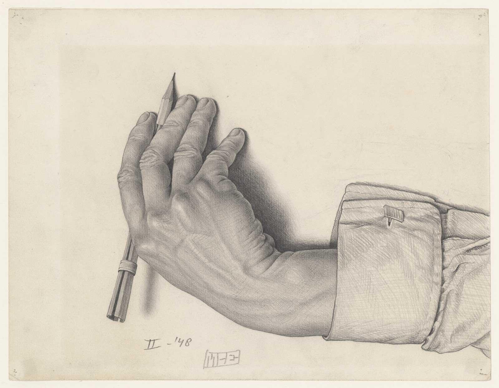 <p>M.C. Escher, voorstudie voor <em>Tekenen</em>, potlood op papier, februari 1948. Escher maakte twee voorstudies voor <em>Tekenen</em>, waarbij hij met zijn linkerhand zijn rechterhand natekende. Beide heeft hij gebruikt voor de litho, maar de tweede (deze) heeft hij gespiegeld om het juiste effect krijgen. Dat moest ook. De rechterhand in voorstudie draait naar buiten in plaats van naar binnen. Om de 'cirkel' van twee handen die elkaar tekenen te kunnen maken moest hij de tweede voorstudie spiegelen.</p>