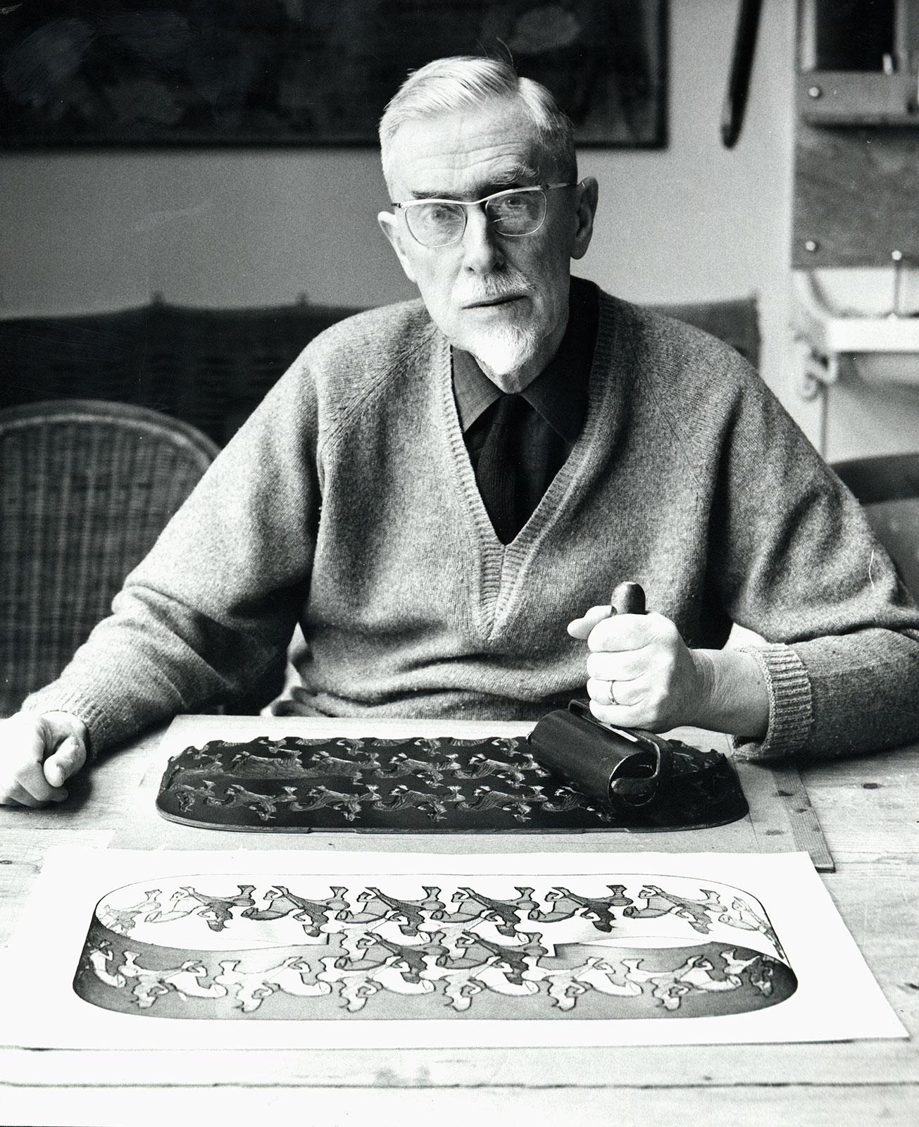 Escher maakt een herdruk van Ruiter, de inktroller in zijn linkerhand.