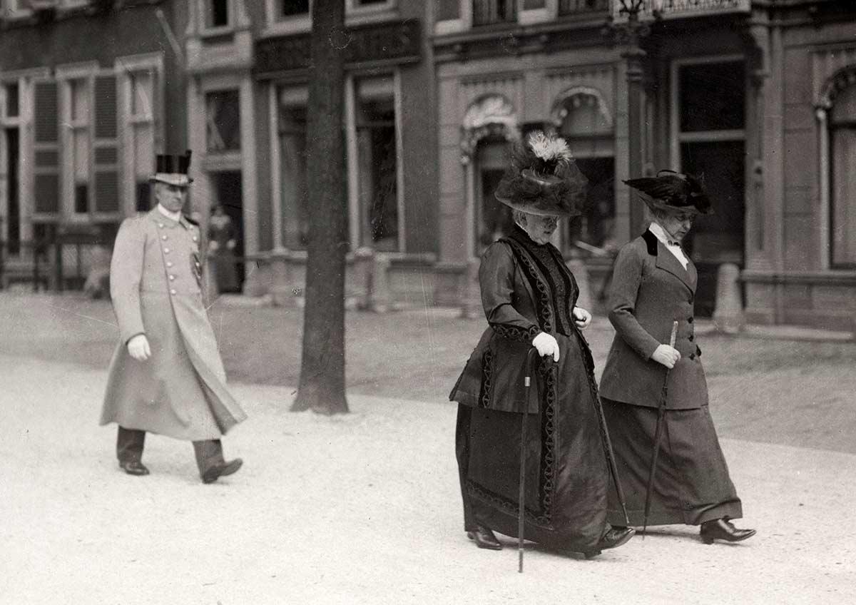 Emma wandelend met hofdame, 1913