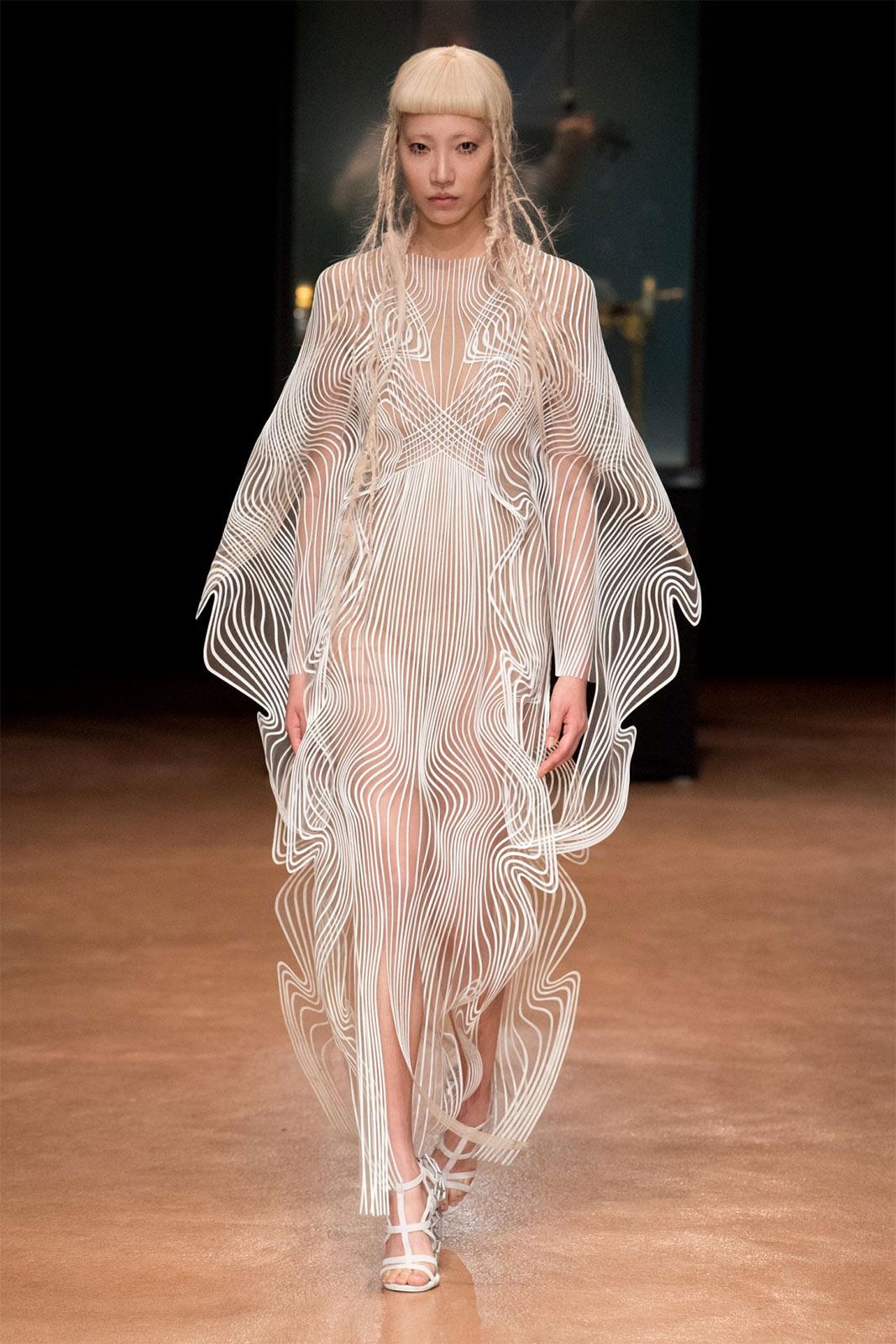 Iris van Herpen, Aeriform AW2017/18, 透明チュールにレーザーカットされた白いコットンとマイラー、2017年