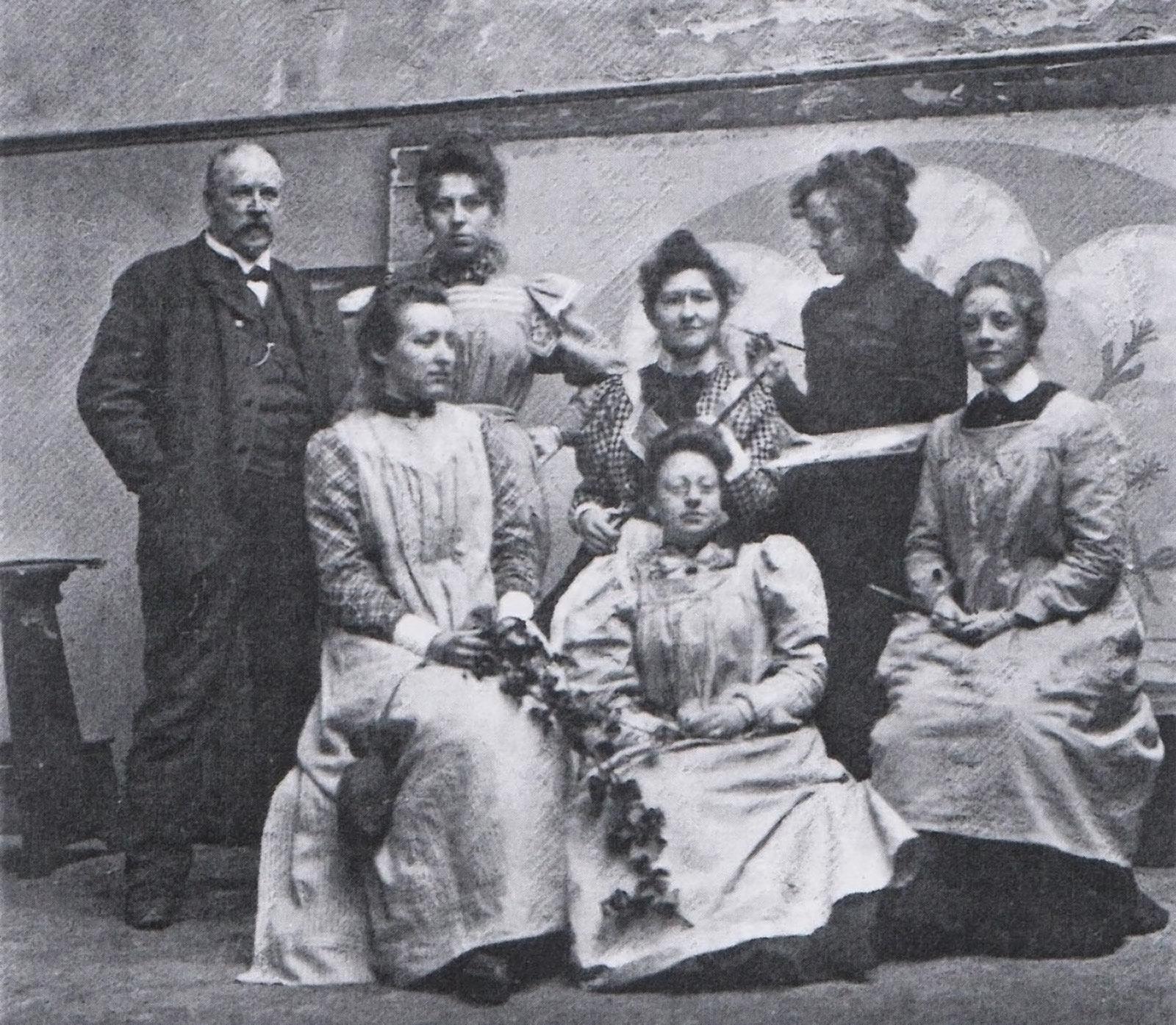 J.J. Aarts (teacher of nature drawing classes at the Academy of Arts) and his students, Julie de Graag seated in the front left, as pictured in the publication Bloemen uit de kelder: Negen kunstenaressen rond de eeuwwisseling (1989), p. 83