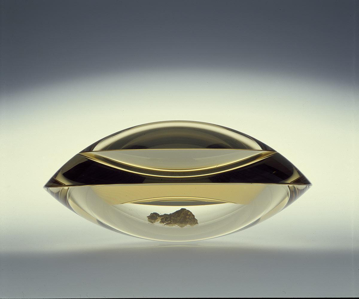 Pavol Hlôška, Box, 2003, optical glass, cut and polished, two nuggets of Australian gold. Collection Kunstmuseum Den Haag, long-term loan Stichting Modern Glas