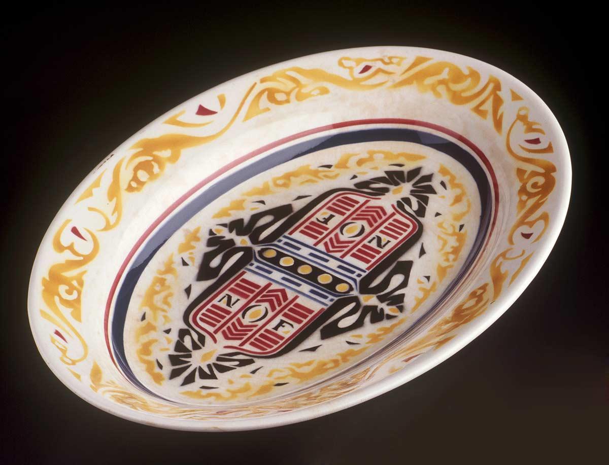 Richard Roland Holst (uitvoering De Sphinx), slaschotel, gesjabloneerd aardewerk, 1927. Collectie Kunstmuseum Den Haag