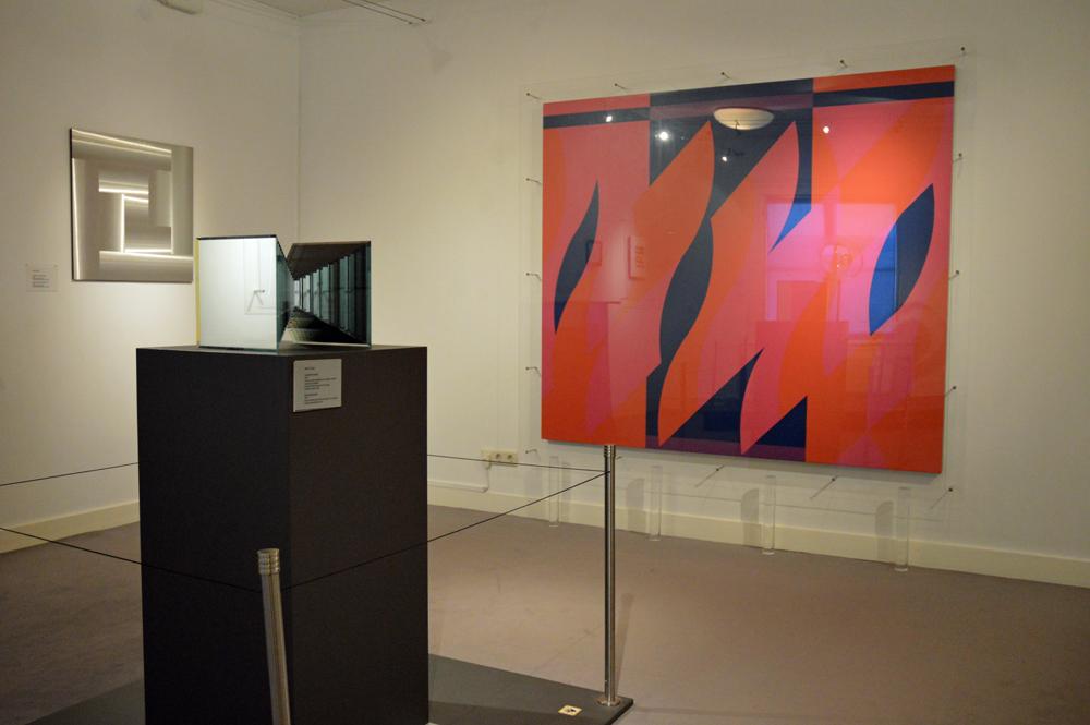 Two reds with Violet, Bridget Riley, at Escher in het Paleis