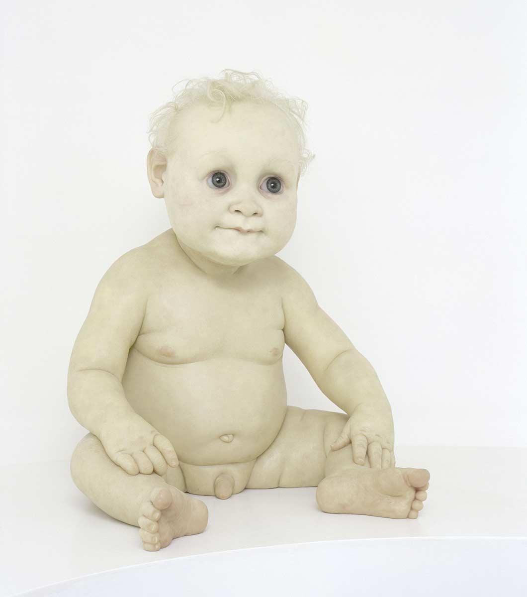 Ron Mueck, Big Baby II, silicone rubber, polyester, polyurethane foam en verf, 1997