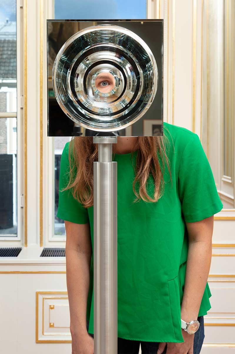 Václav Cígler, Gap, 1991, vacuüm metaal gespiegeld vensterglas, verlijmd, verzaagd en gepolijst, aluminium. Collectie Kunstmuseum Den Haag, langdurig bruikleen Stichting Modern Glas. Foto: Gerrit Schreurs.