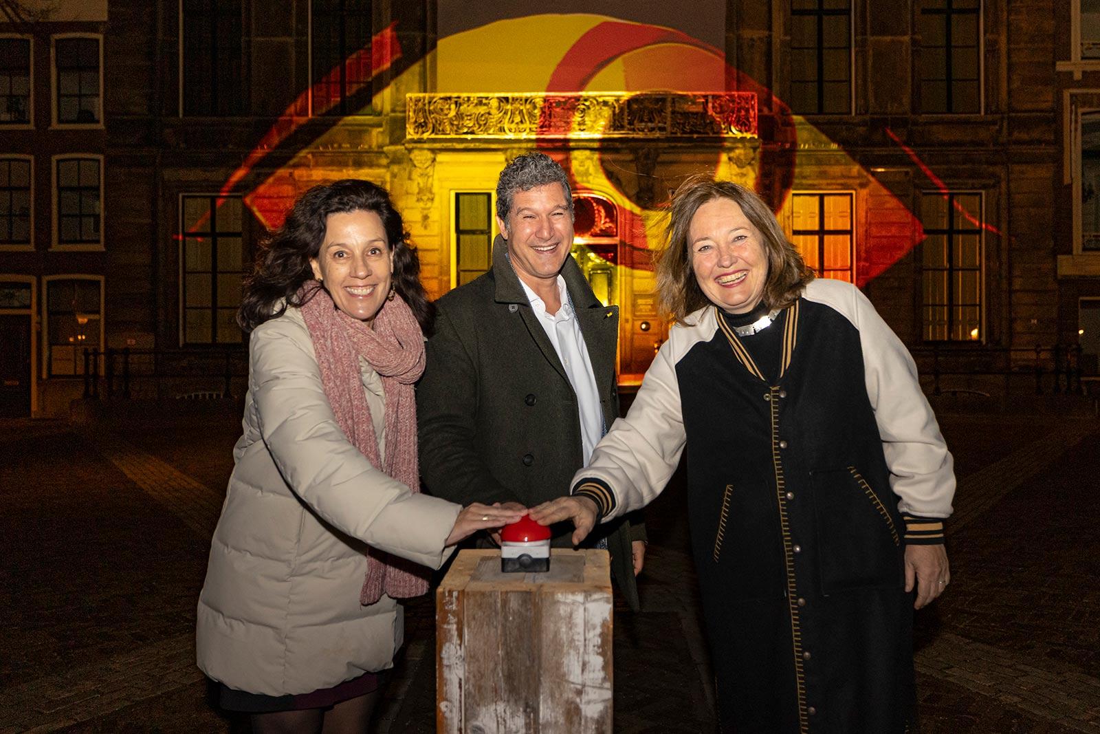 De openingshandeling van THHL, verricht door (vlnr) Ingrid Eilander (voorzitter Stichting THHL en directeur Literatuur- en Kinderboekenmuseum), Marcel Westerdiep (general manager Escher in Het Paleis en voorzitter Stichting Museumkwartier) en Saskia Bruin