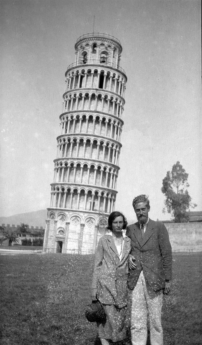 Shortly before their wedding in June 1924, Maurice and Jetta were also in Pisa. Here they are standing by the tower, 22 May 1924