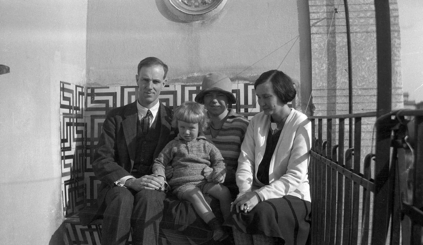 Johan George Escher and his wife Emilie Nemitz are visiting Maurits and Jetta in Rome. Jetta is on the right, her eldest son George is sitting center. 28 March 1929.