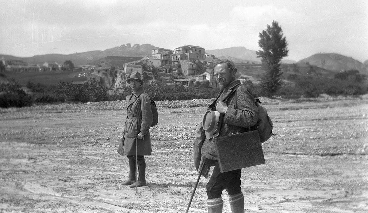 Eschers reisgenoten Jean Roussett en Giuseppe Haas-Triverio in een andere fiumara, tussen Melitto en Pentedatillo, 9 mei 1930