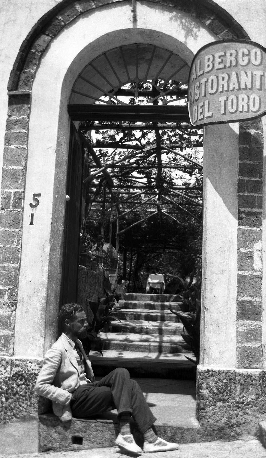 Escher bij de Albergo dell Toro, mei 1931