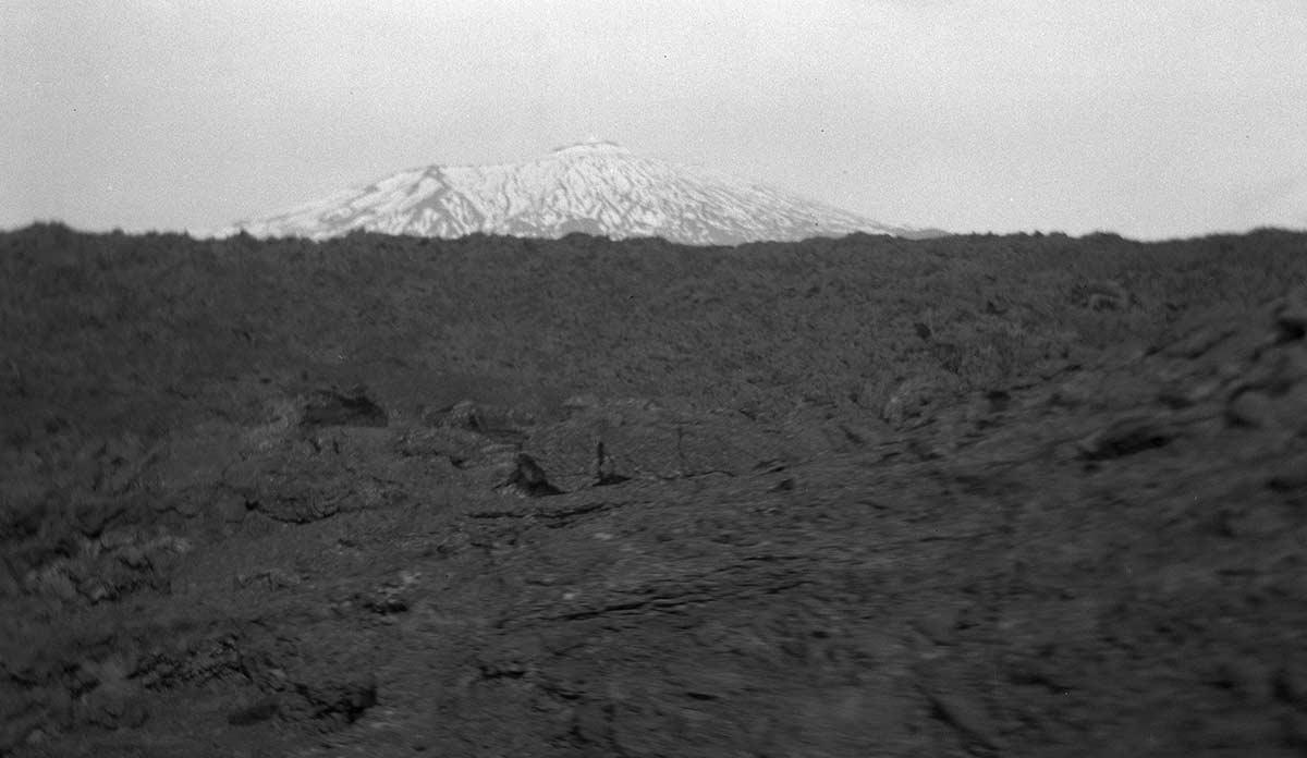 Een zee van lava bij Bronte, met in de achtergrond de Etna, 4 mei 1932