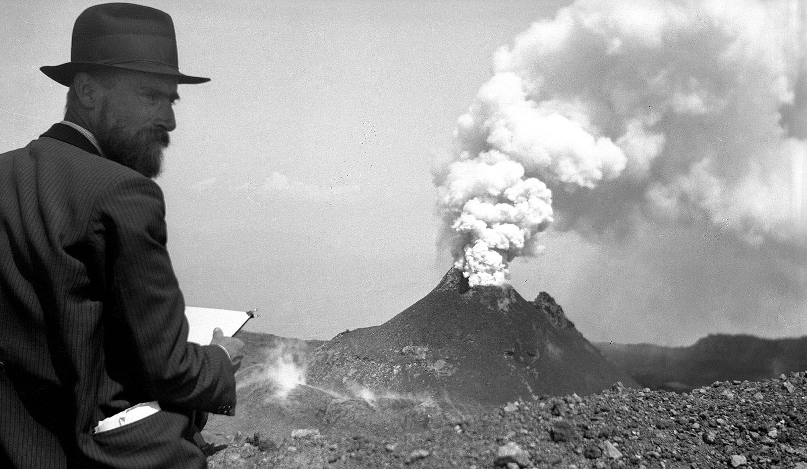 Escher, sketching at Mount Vesuvius, 30 May 1934. A mountain which that brings to mind Mount Doom, the volcano from The Lord of the Rings