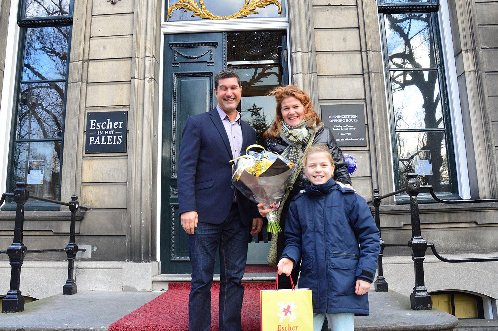 Ester & Fiene Koot (moeder & dochter), uit Amsterdam. Bezoekers 150.000 en 150.001, met General Manager Marcel Westerdiep.