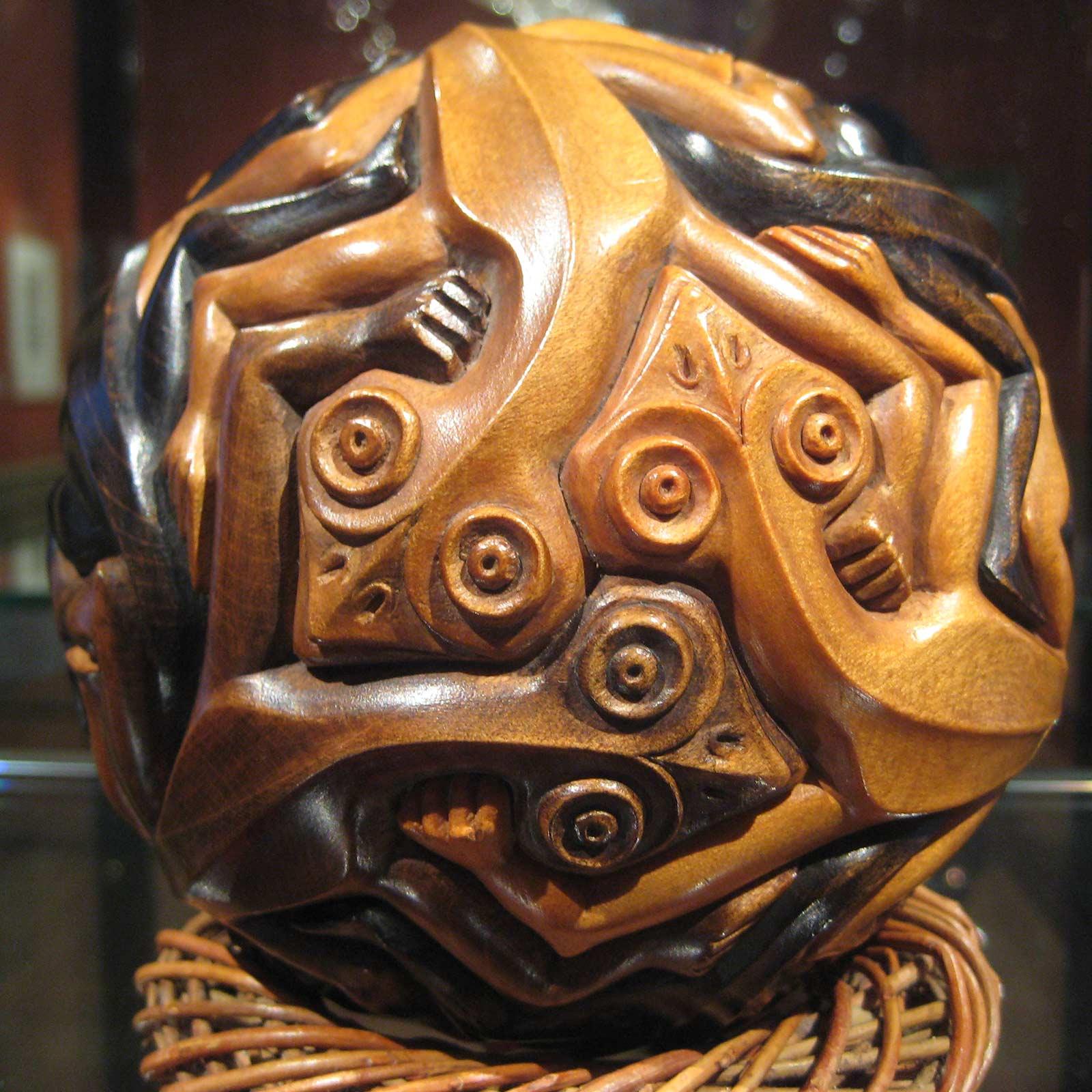 M.C. Escher, Bol met hagedissen, ahornhout, 1949. In langdurig bruikleen van P.P. Kessler, zoon van opdrachtgever ir. Paul Kessler