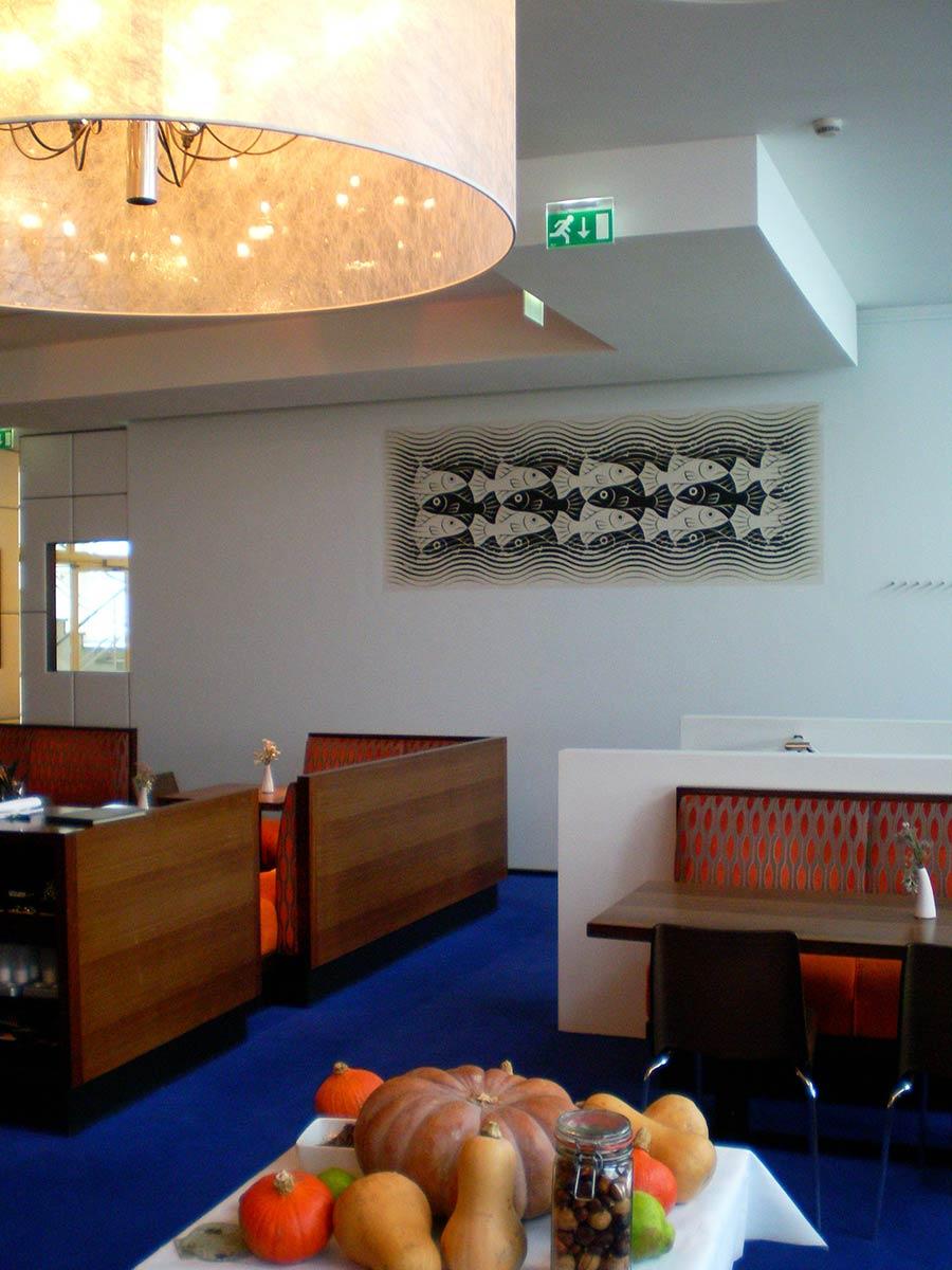 De muurschildering van de rijen vissen in het restaurant van de Stadsschouwburg Utrecht
