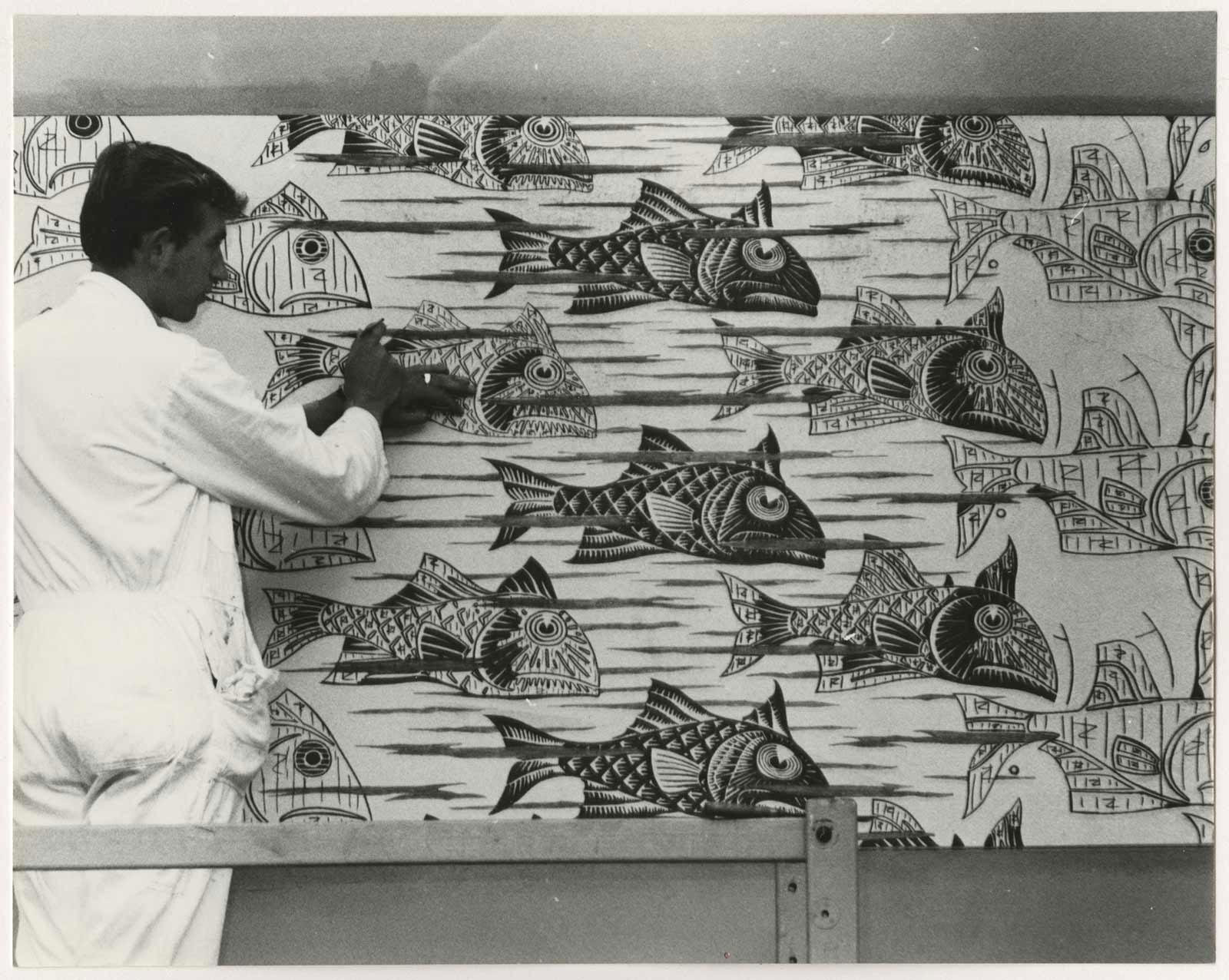 <p>Huug Vooys working on the painted Metamorphosis III. Photo: Hans de Bakker collection The Hague Municipal Archive</p>