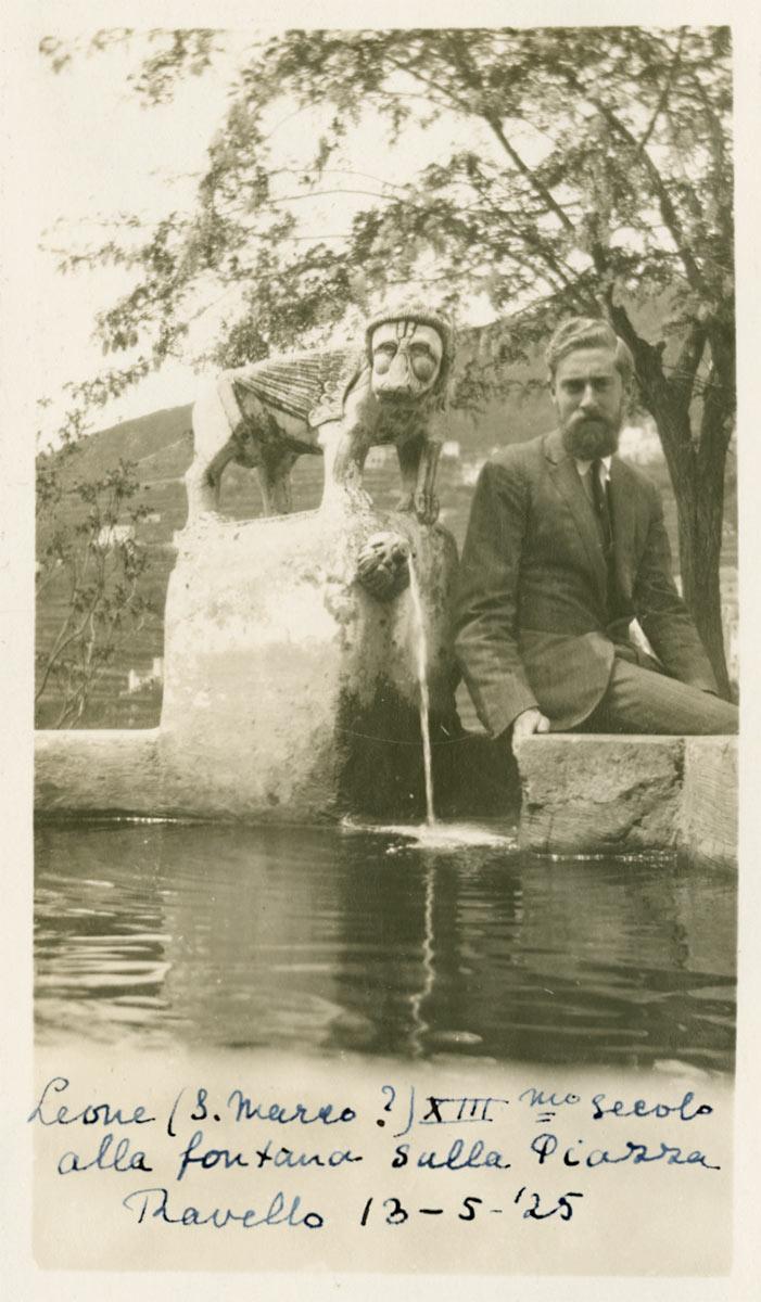 Bij de fontein van de Piazza, 13 mei 1925 (uit het fotoalbum van Maurits en Jetta)