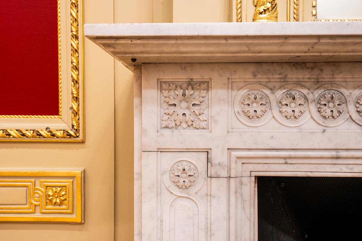 <p>In this late 18th-century chimneypiece, crafted from white marble, the connection between the components via a bayonet joint is clearly visible. Photo: Cultural Heritage Agency of the Netherlands, Michel Mees 2026</p>
