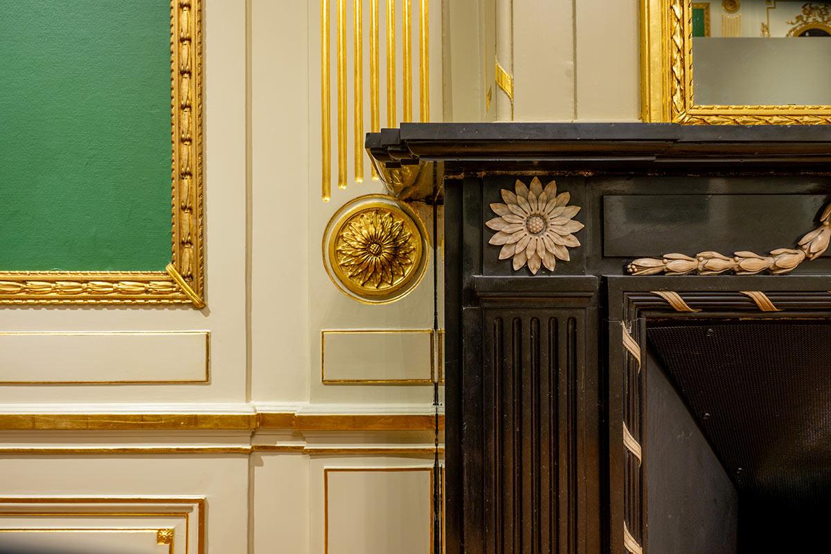 <p>The neoclassical chimneypiece at the back on the right dates from the late eighteenth century; the room’s panelling, featuring rosettes, fluting and similar motifs, has been adapted to match it. Photo: Cultural Heritage Agency of the Netherlands, Michel Mees 2026</p>