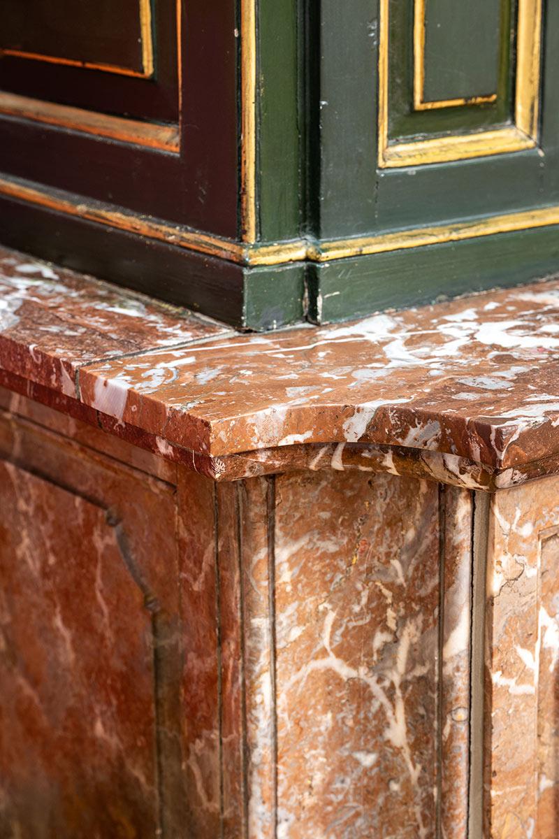 <p>A chimneypiece on the first floor made of red reef limestone, formed when Belgium was still a subtropical sea. Irregularly shaped fossils can still be seen in the red marble. Photo: Cultural Heritage Agency of the Netherlands, Michel Mees 2026</p>