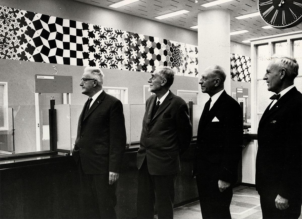 De officiële onthulling van de Metamorphose-wandschildering te Den Haag in 1968 (Escher staat tweede van links)