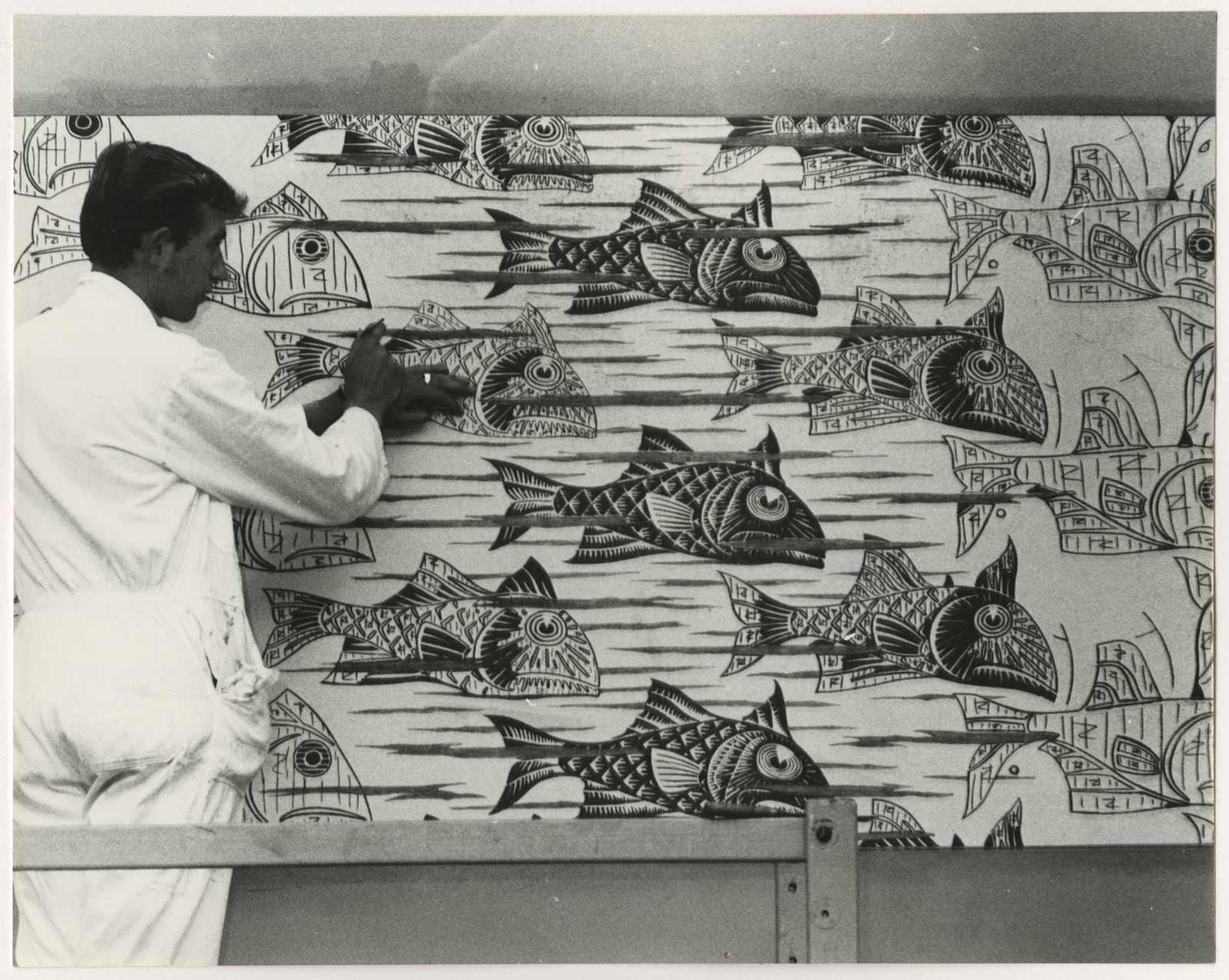 Huug Vooys werkt aan de geschilderde Metamorphose III. Foto: Hans de Bakker, collectie Haags Gemeentearchief