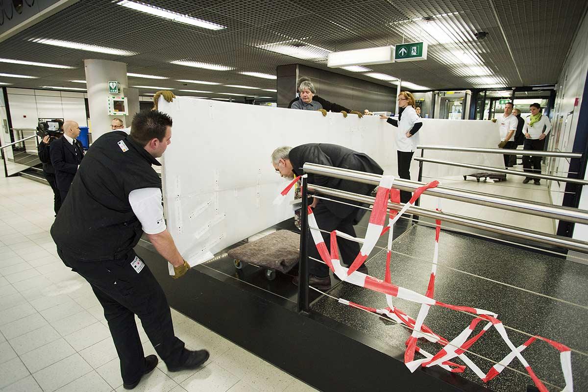De verhuizing van de Metamorphose III van het Haagse postkantoor naar Schiphol