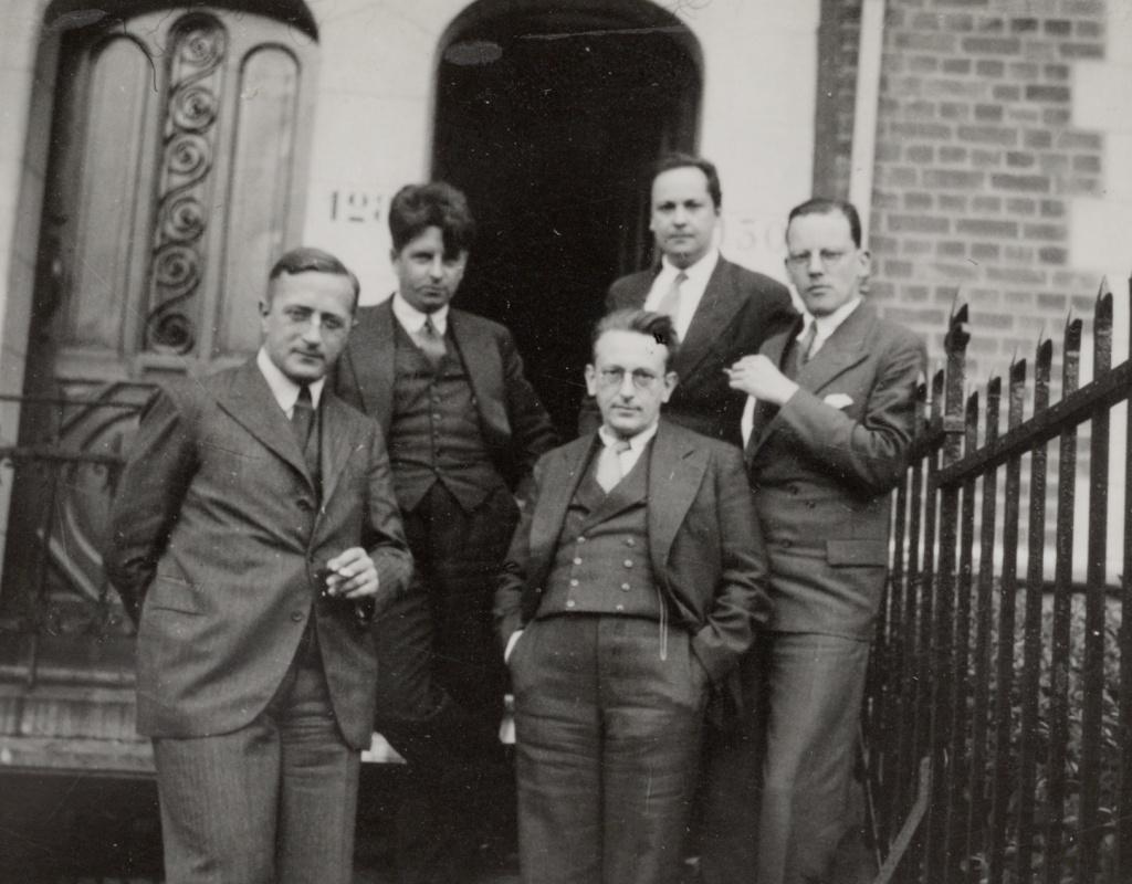 De redactie van het literaire maandblad Forum, voor het huis van Jan Greshoff in Brussel. V.l.n.r. Everard Bouws, Maurice Roelants, Jan Greshoff, Eddy du Perron en Menno ter Braak. Foto: Nederlands Literatuurmuseum
