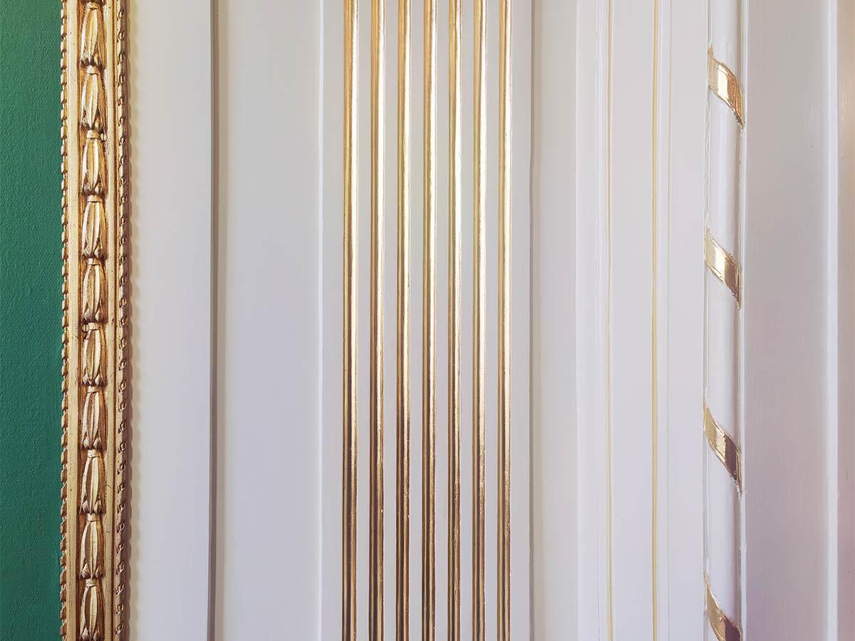 Betimmering met bladgoud in de Achtersalon na restauratie