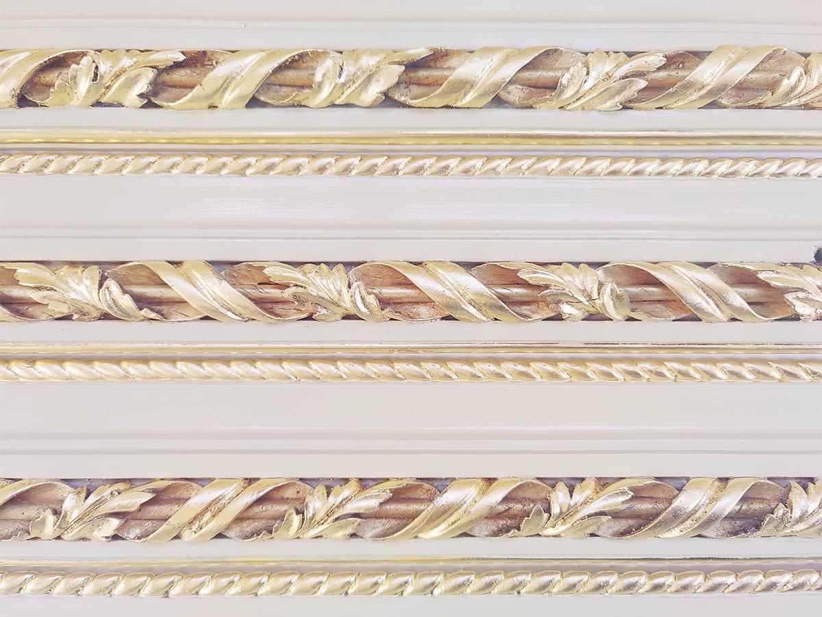 Betimmering met bladgoud in de Achtersalon na restauratie