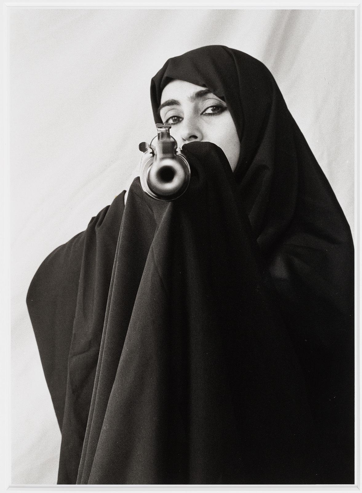 <p>Shirin Neshat, Ohne Titel, aus der Serie „Women of Allah“, Silbergelatineabzug, 1994. Sammlung Swagemakers. Fotograf Peter Cox</p>