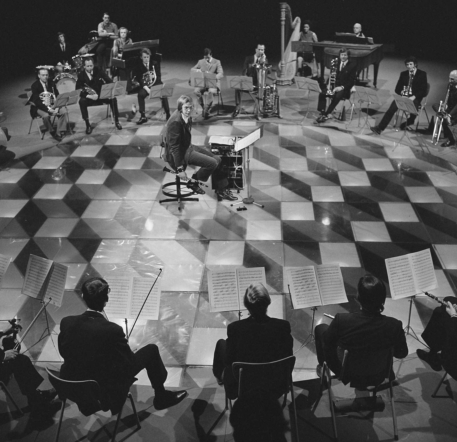 Beeld uit de tv-opname door de NCRV van Time Spirit, met in het midden klarinettist George Pieterson. Hij wordt omgeven door leden van het Rotterdams Philharmonisch Orkest. Foto: Nederlands Instituut voor Beeld en Geluid