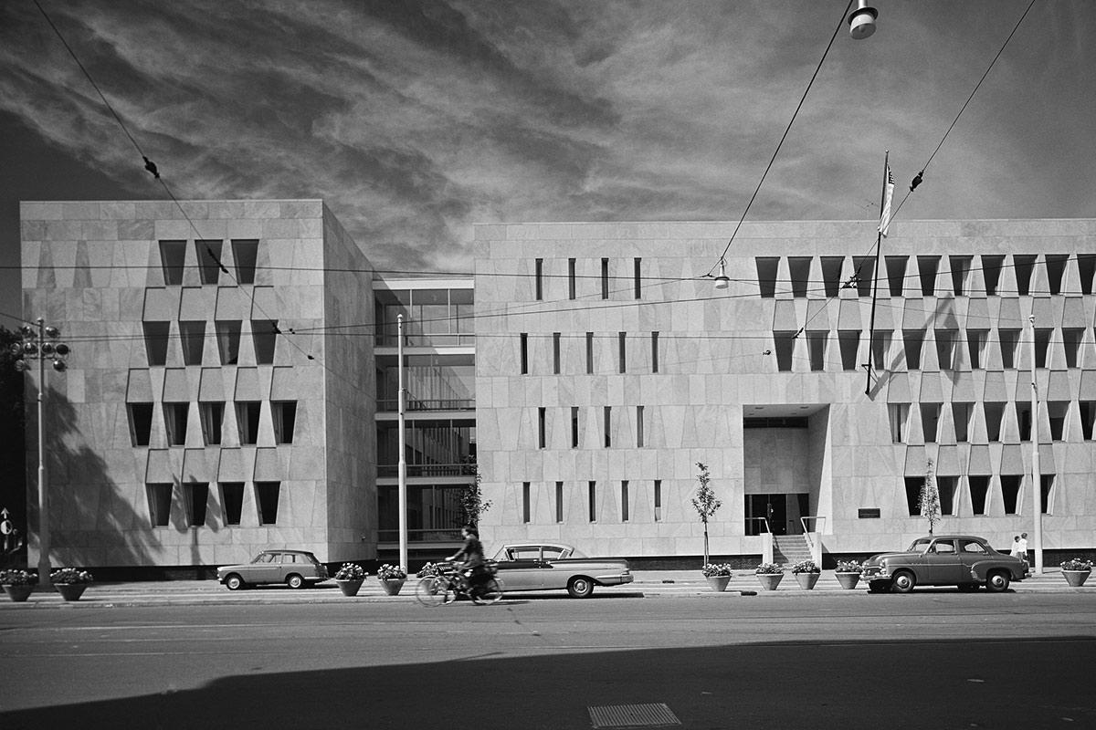 Voormalige Amerikaanse ambassade van Marcel Breuer © Jan Versnel / Maria Austria Instituut Deel: