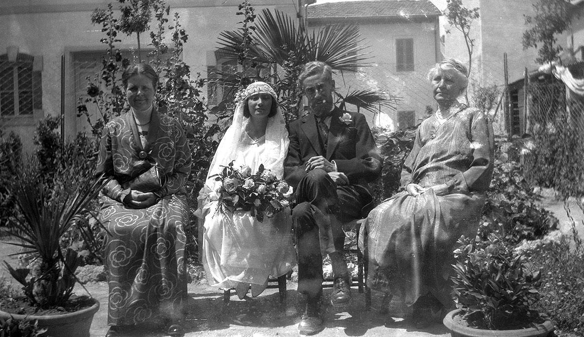 Trouwfoto met moeders, 1924