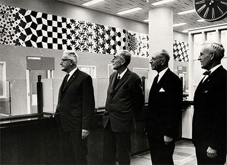 Onthulling Metamorphose III in Den Haag